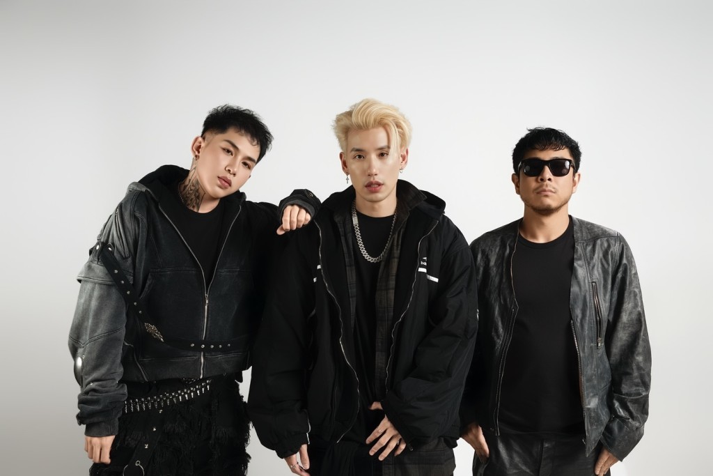 俞鋆瑞Ice(中)是三人組合「PHNTMXØ3」成員之一。 俞鋆瑞Ice(中)是三人組合「PHNTMXØ3」成員之一。