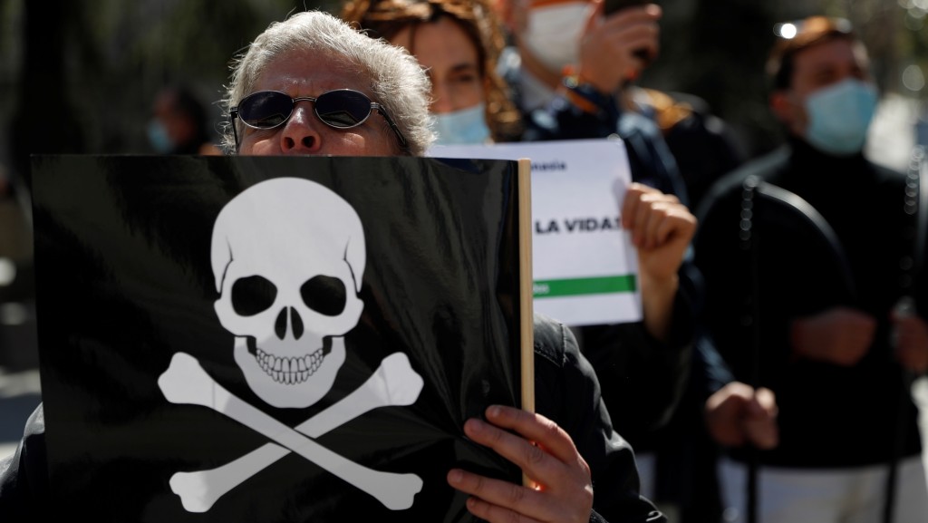 西班牙通過安樂死合法化時，反對者舉骷髏頭圖案抗議。 路透社