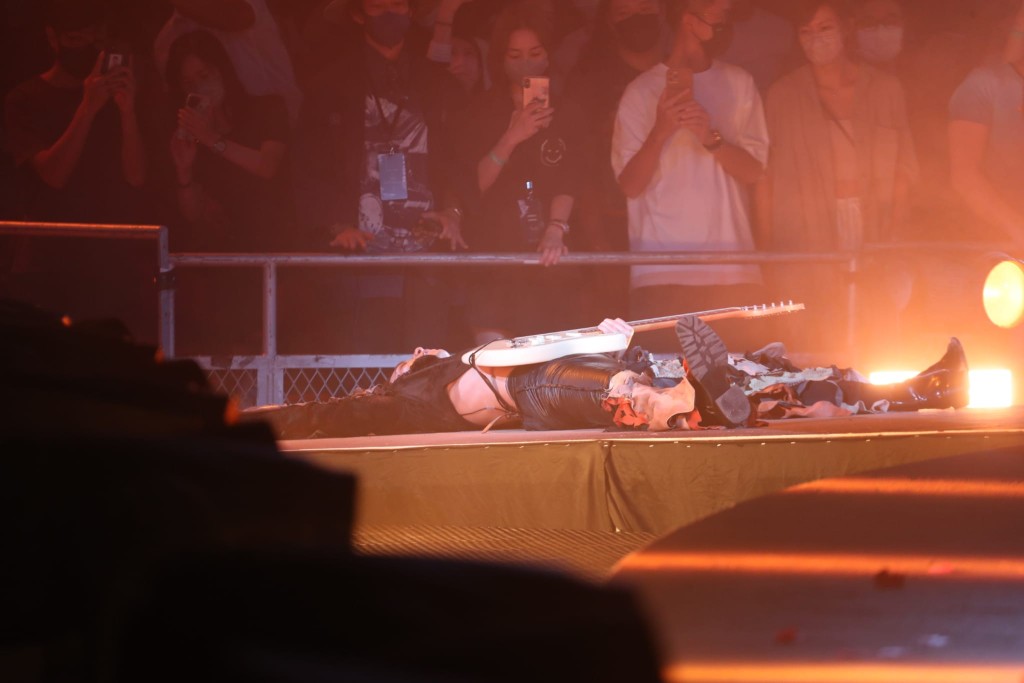 周國賢開心到整個人躺在紅館舞台。