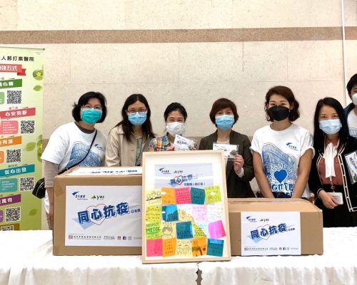 青年廣場代表將 DSE 考生及義工隊的心意交予東區醫院的醫護人員代表。青年廣場圖片