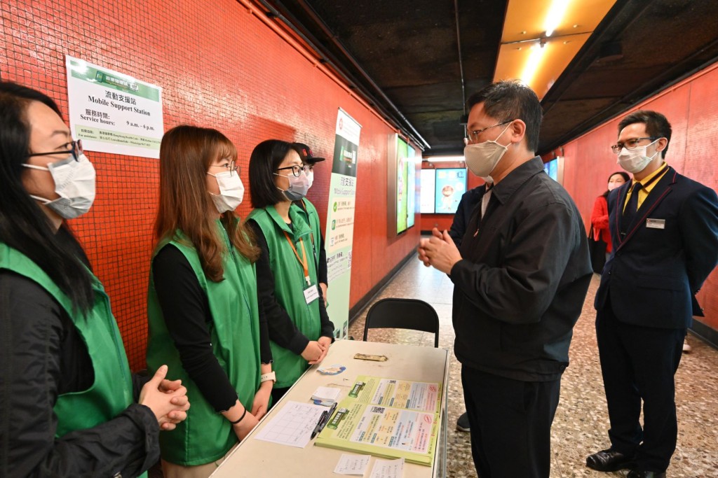 薛永恒走訪多個「香港健康碼」流動支援站。政府新聞處圖片