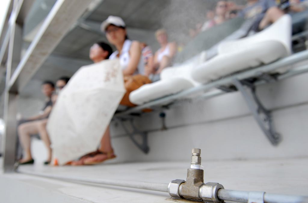 屢辦跳水比賽的上海東方體育中心，在觀眾席安裝噴霧降溫設施。