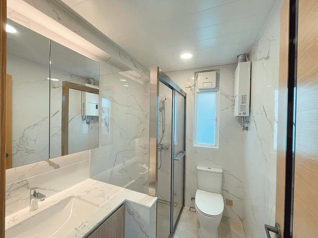 浴室以白色為主調，更顯亮麗。