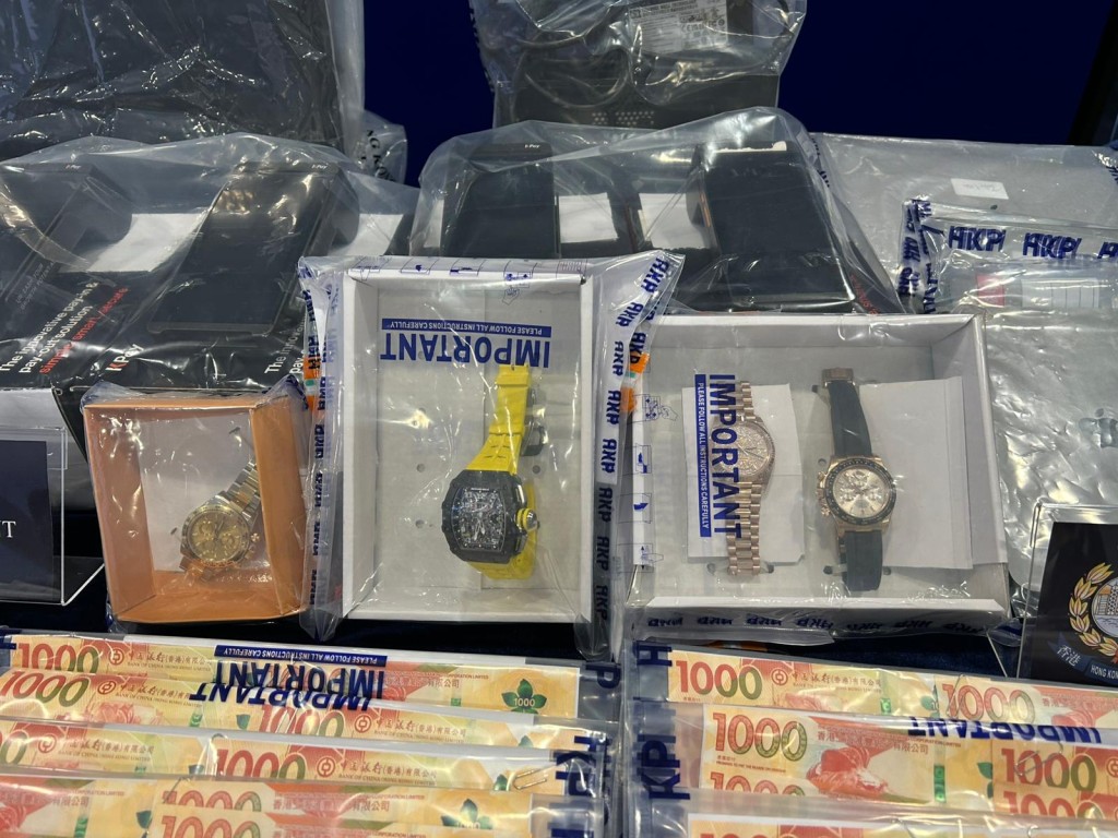 警方展示證物。 警方展示證物。