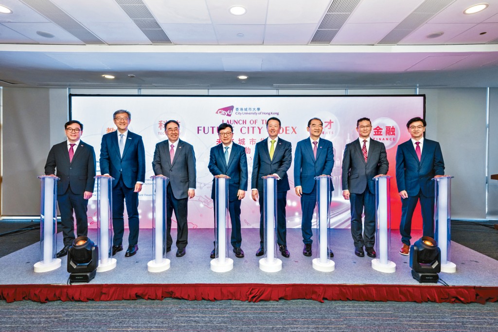 城大發布「未來城市指數2025」，由勞工及福利局局長孫玉菡（左4）、校董會主席魏明德（右4）、署理校長李振聲（左3）等主持啟動儀式。