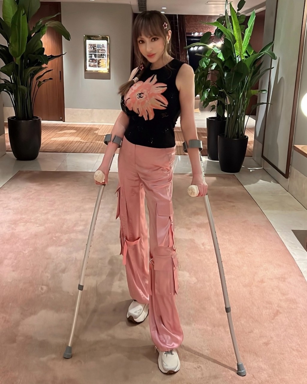 薛芷倫要用枴杖支撐身體，她表示需要時間才能康復。