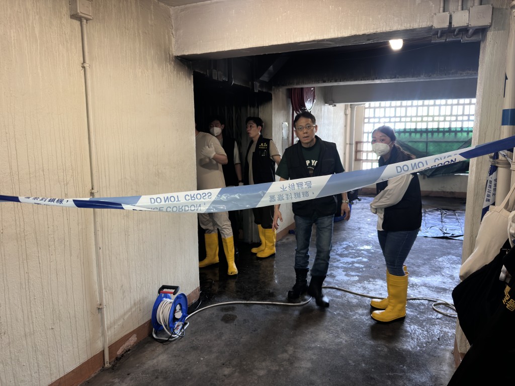 探員在起火單位調查。梁國峰攝 探員在起火單位調查。梁國峰攝