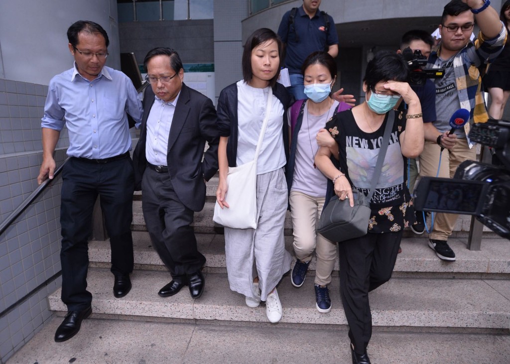 林子健代表律師及家屬離開法院。左二為何俊仁。