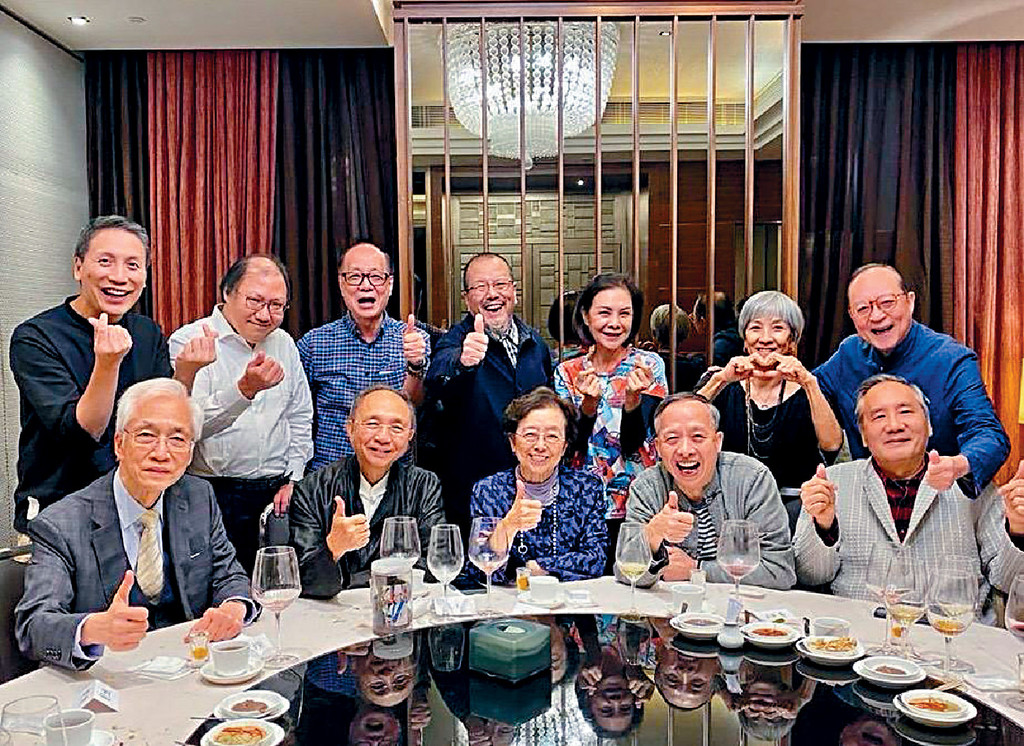 ■在「富嘉閣」大合照（前左3位分別是何文匯、楊鍾基及高美慶教授）