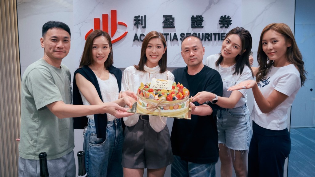 《慾望寄生》導演吳家偉(左)、李佳芯(左二)、監製伍健雄(右三)、關嘉敏(右二)、何珮瑜(右)為余香凝(左三)慶生。 《慾望寄生》導演吳家偉(左)、李佳芯(左二)、監製伍健雄(右三)、關嘉敏(右二)、何珮瑜(右)為余香凝(左三)慶生。