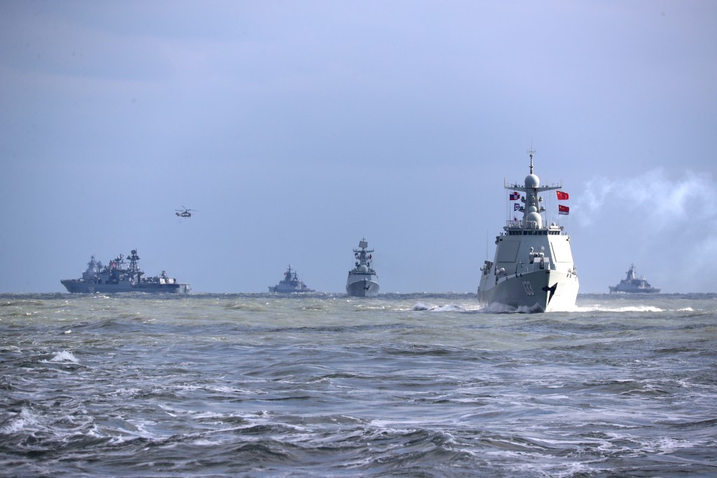 中俄两国海军在预定海域分航。