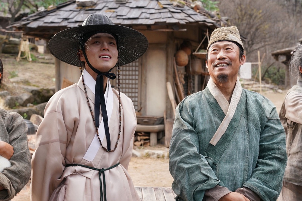 柳海真(右)憑《王命之徒》封帝,可惜他因有份演出的新片捲入扭曲史實爭議,缺席頒獎禮。 柳海真(右)憑《王命之徒》封帝,可惜他因有份演出的新片捲入扭曲史實爭議,缺席頒獎禮。