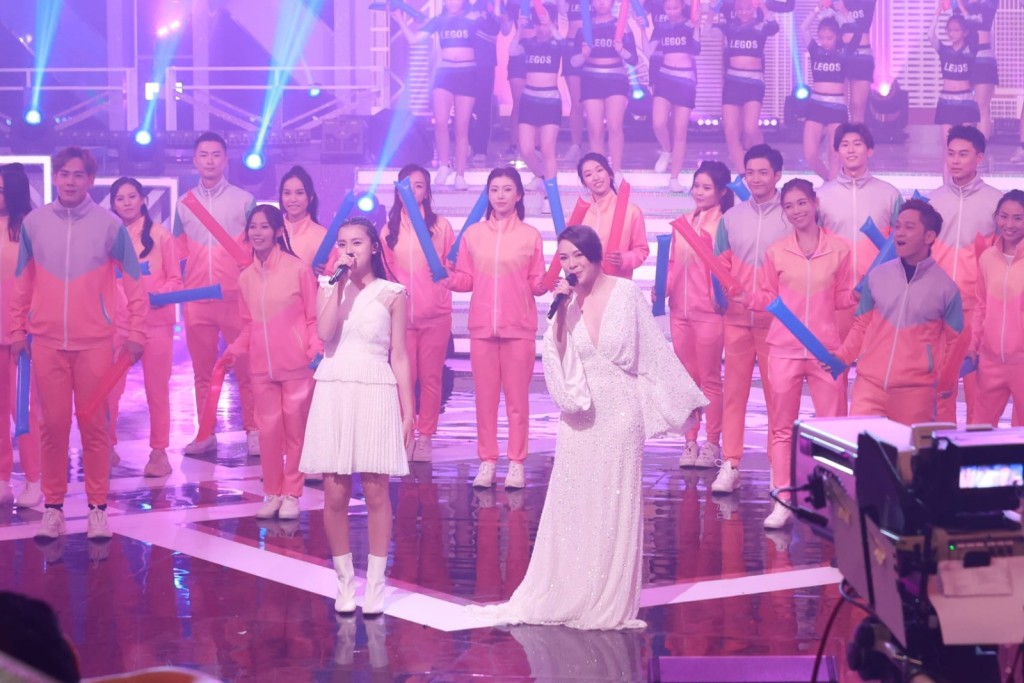 二人為《歡樂滿東華2021》唱開場表演。