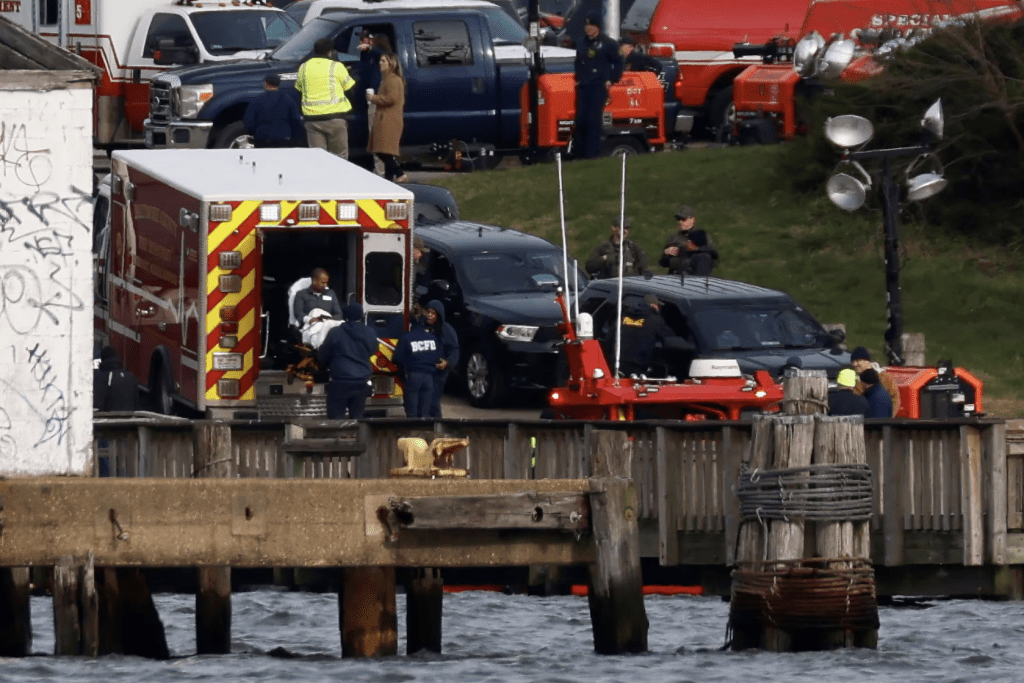 巴爾的摩的Francis Scott Key Bridge，26日凌晨遭一艘貨櫃輪撞斷並隨即坍塌，有人和車輛落水，據報當時救起2人，其中一人不治。路透社