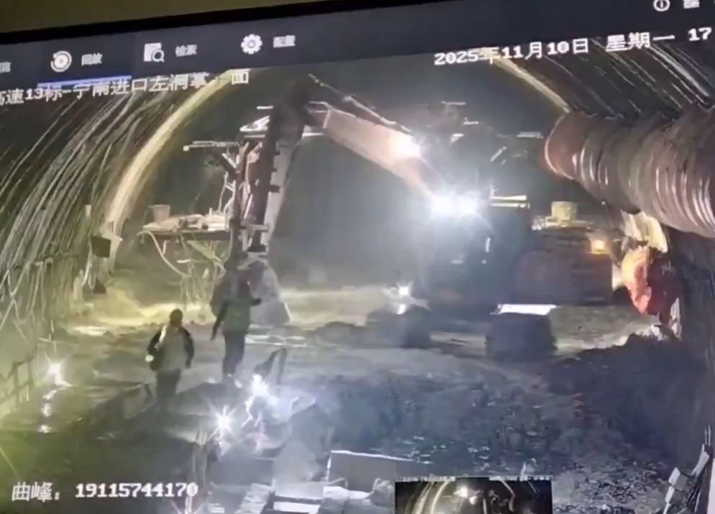 四川隧道地盤湧入「洪水」，工人迅速逃命。  