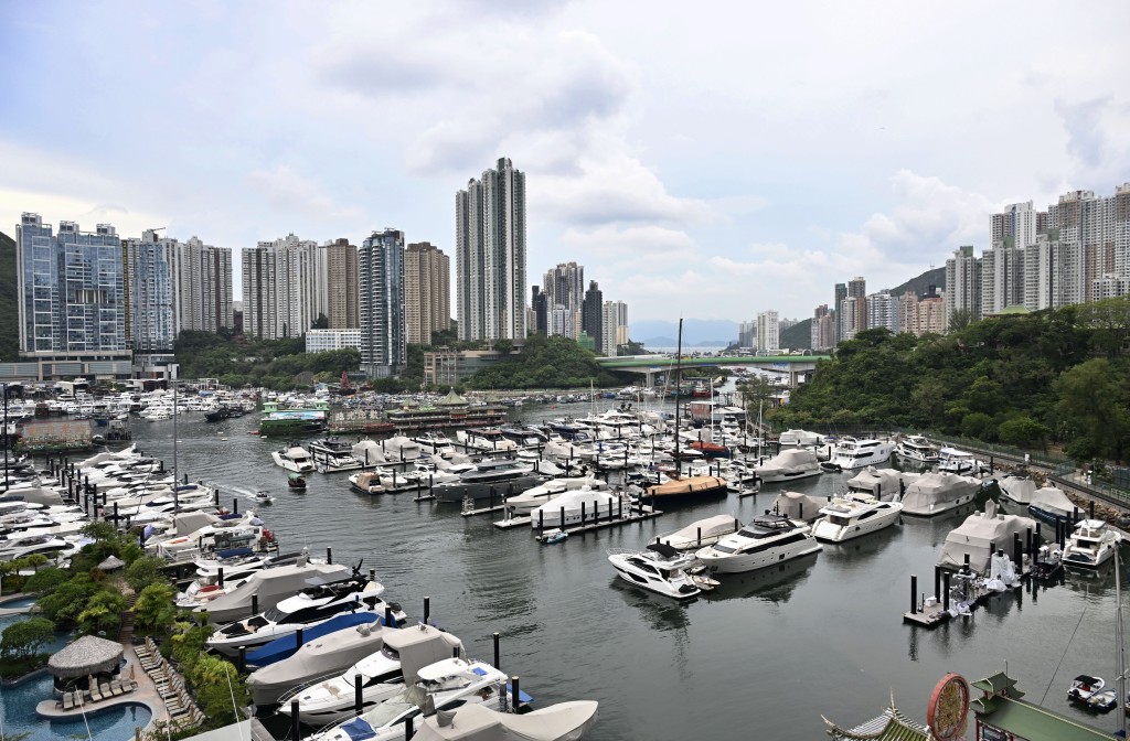 他指出,雖然香港目前25米以下的船位非常充足,但25米以上的泊位卻嚴重不足。 他指出,雖然香港目前25米以下的船位非常充足,但25米以上的泊位卻嚴重不足。