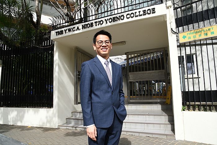 基督教女青年會丘佐榮中學今年踏入創校五十周年校慶。剛於九月上任的校長郭世民(下圖),原來是該校舊生。