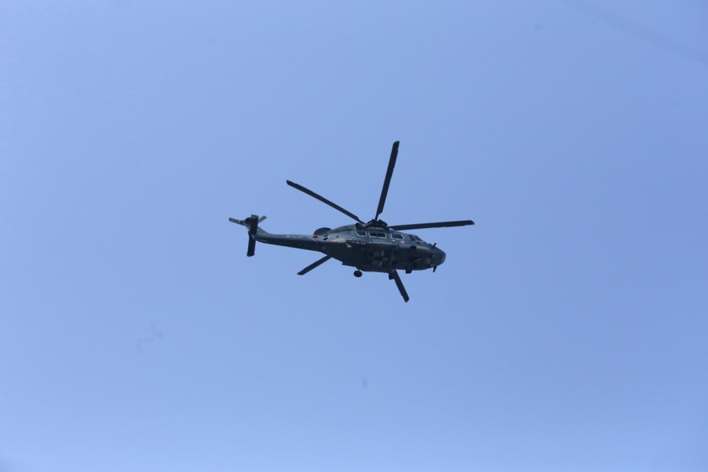 飞行服务队派出直升机救人。