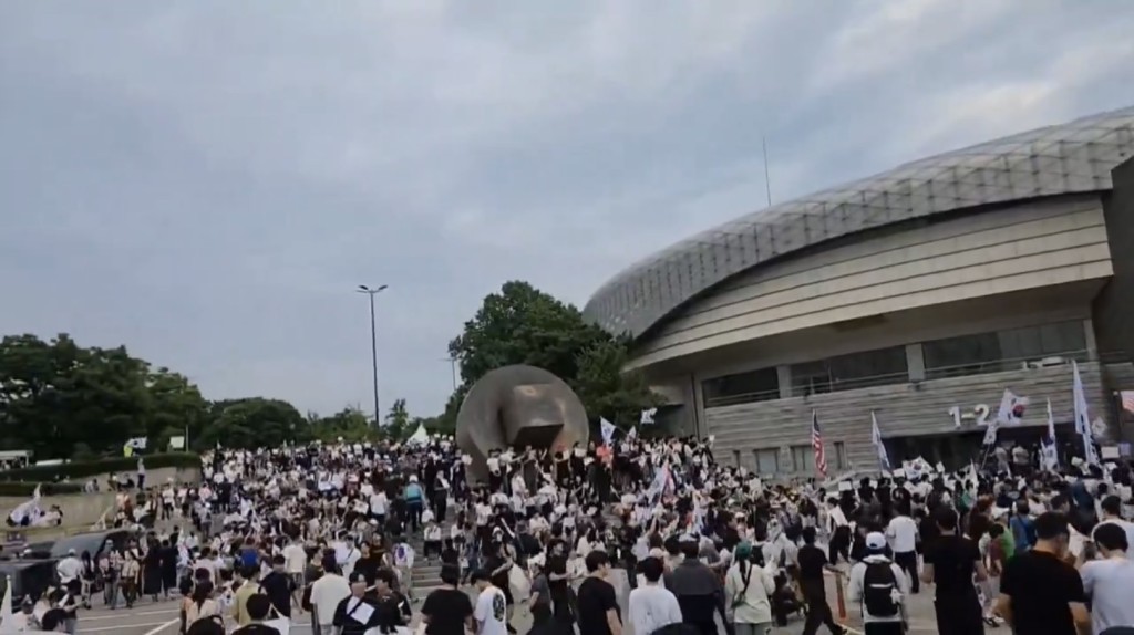 示威民眾20日聚集在奧林匹克公園。 X@jwjk3000 示威民眾20日聚集在奧林匹克公園。 X@jwjk3000