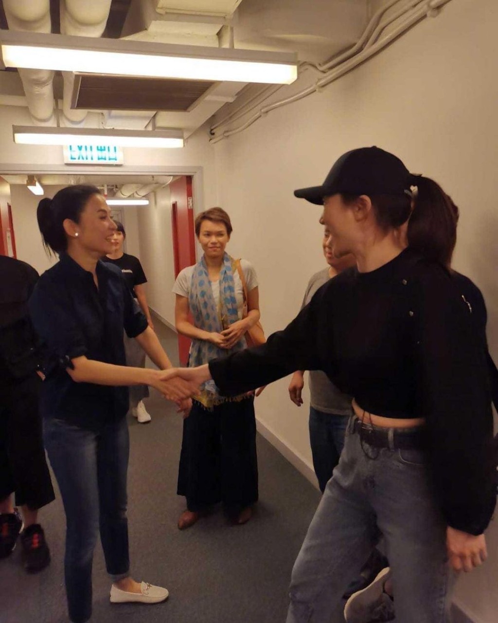 直到2019年，張可頤專程去支持宣萱（左）主演的舞台劇《大辭職日》。