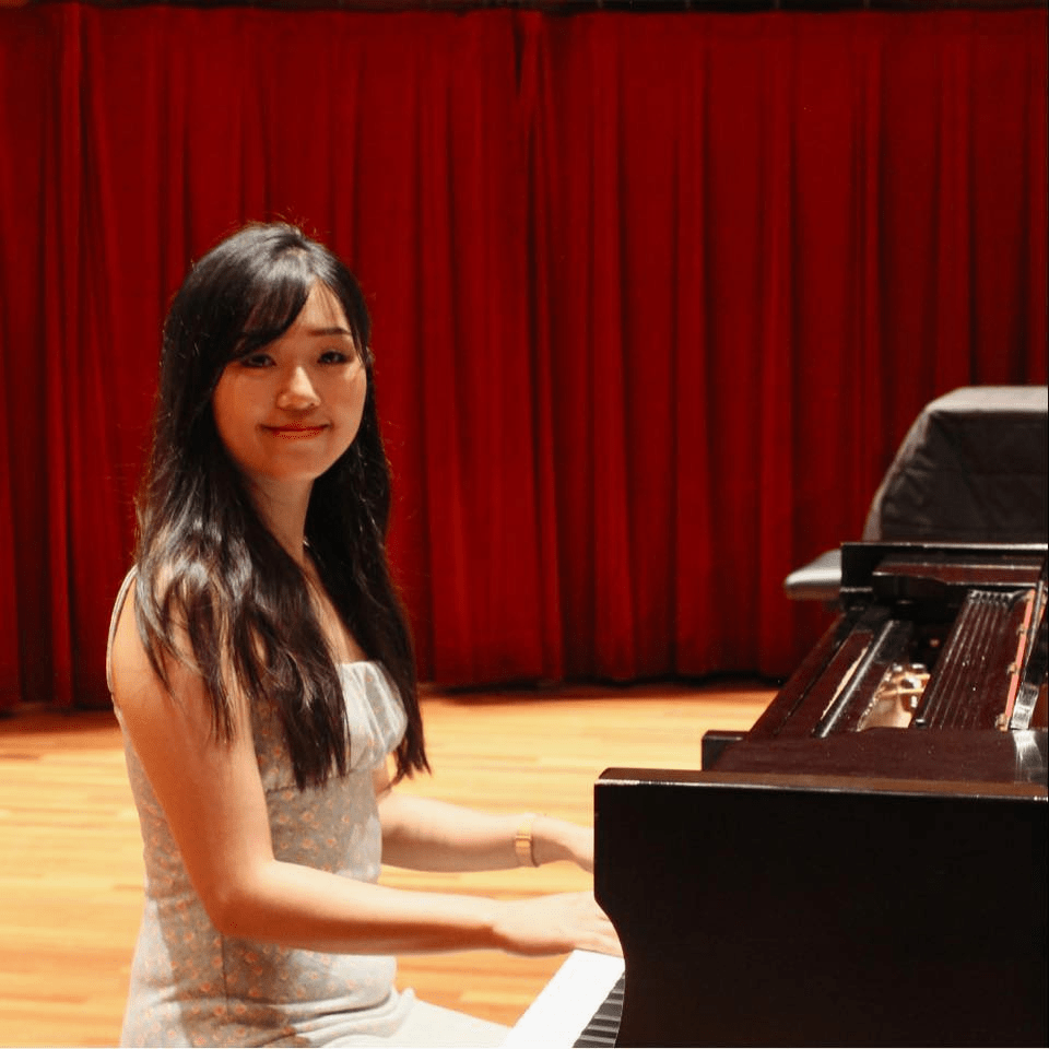 劉薇璐曾在多個國家和地區進行演出,是一位典型的音樂才女,碩士畢業後她一直擔任鋼琴教師。 Weilu Liu個人FB 劉薇璐曾在多個國家和地區進行演出,是一位典型的音樂才女,碩士畢業後她一直擔任鋼琴教師。 Weilu Liu個人FB