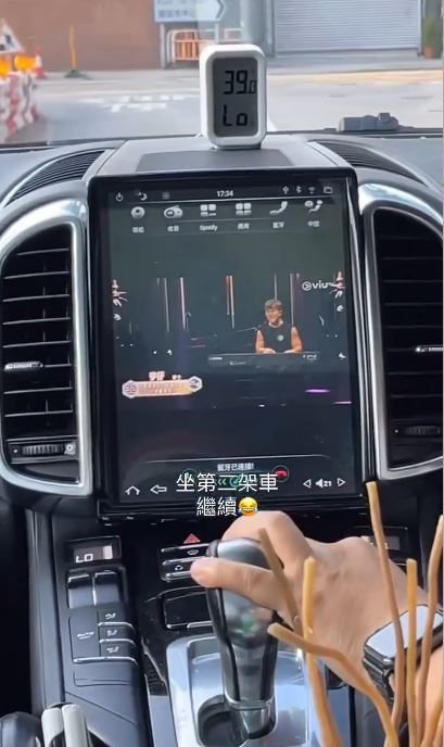 亨仔父母無論搭車定出外食飯都掛住睇片。