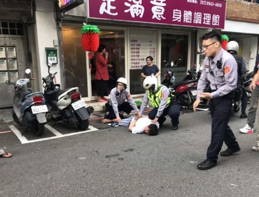 警方制服疑犯。