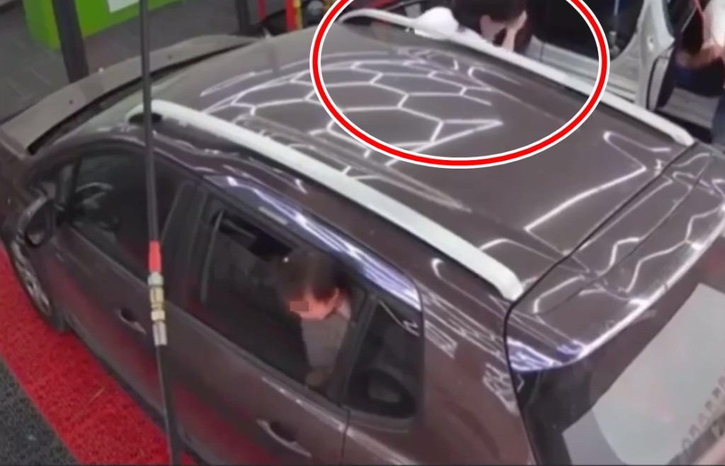 女童頸部被車窗夾實，圖右（紅圈示）見到女童母親下車。網上截圖