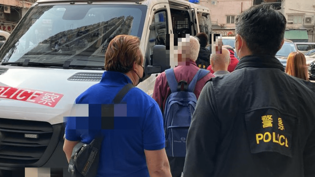 警方拘捕8名男女。警方提供