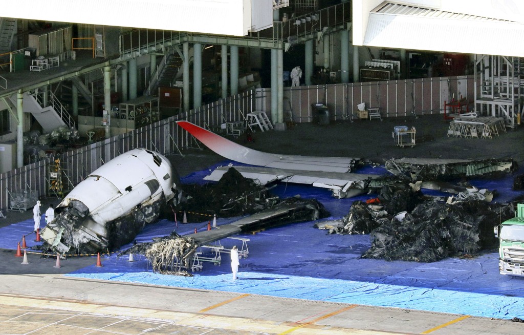 在相撞事故中焚毀的日航客機，殘骸已移到日航的機庫。路透社