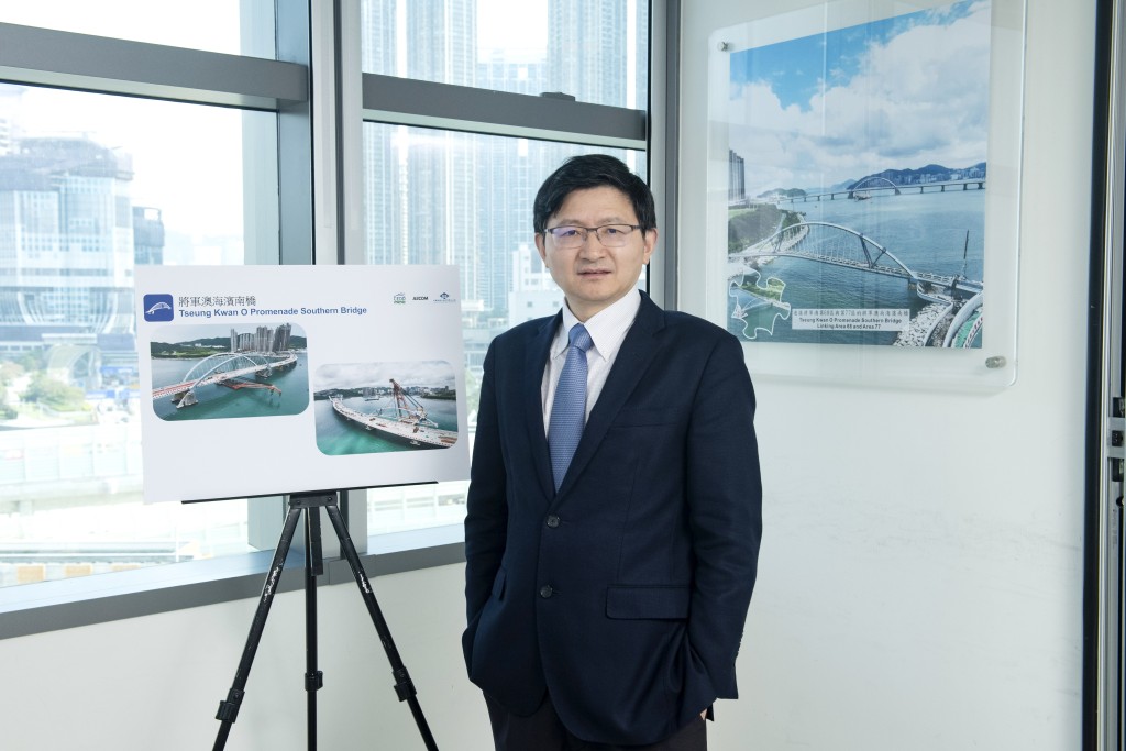 中國路橋工程有限責任公司董事總經理王焰華表示工程團隊透過DfMA和「小橋跨大橋」兩大創新方案，成功克服建造海濱南橋時面對的困難和挑戰。