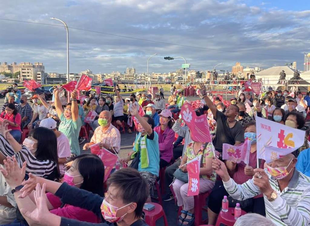 民进党高雄市长候选人陈其迈竞选总部前，支持者高举旗帜为陈其迈加油。中时图片