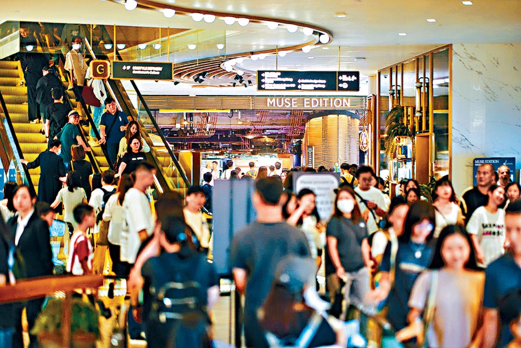 本港5月份零售業銷貨額臨時統計數字臨時估計為313億元，較2024年同月上升2.4%，結束14個月跌勢。