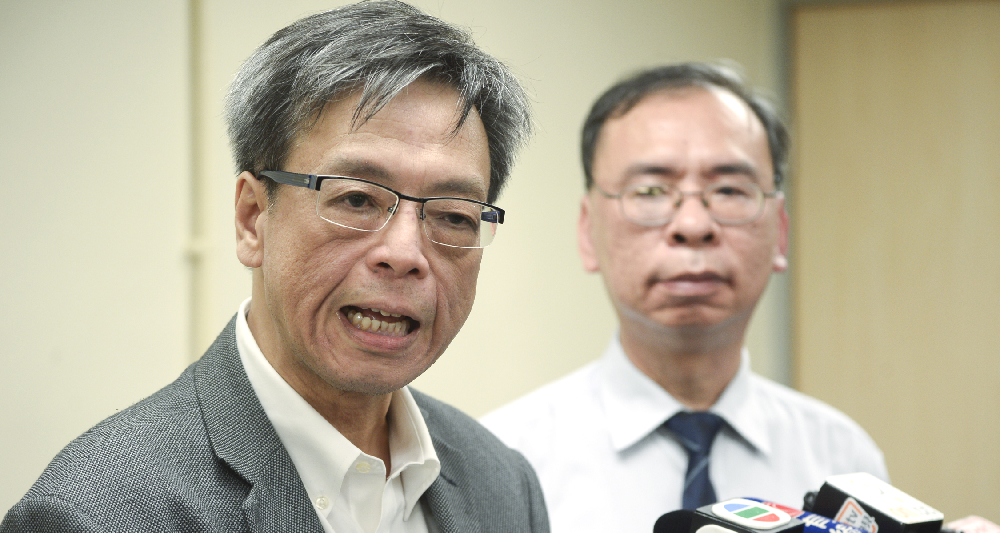 梁子超(左)建議盡快推行網上問診以分流病人。(資料圖片)
