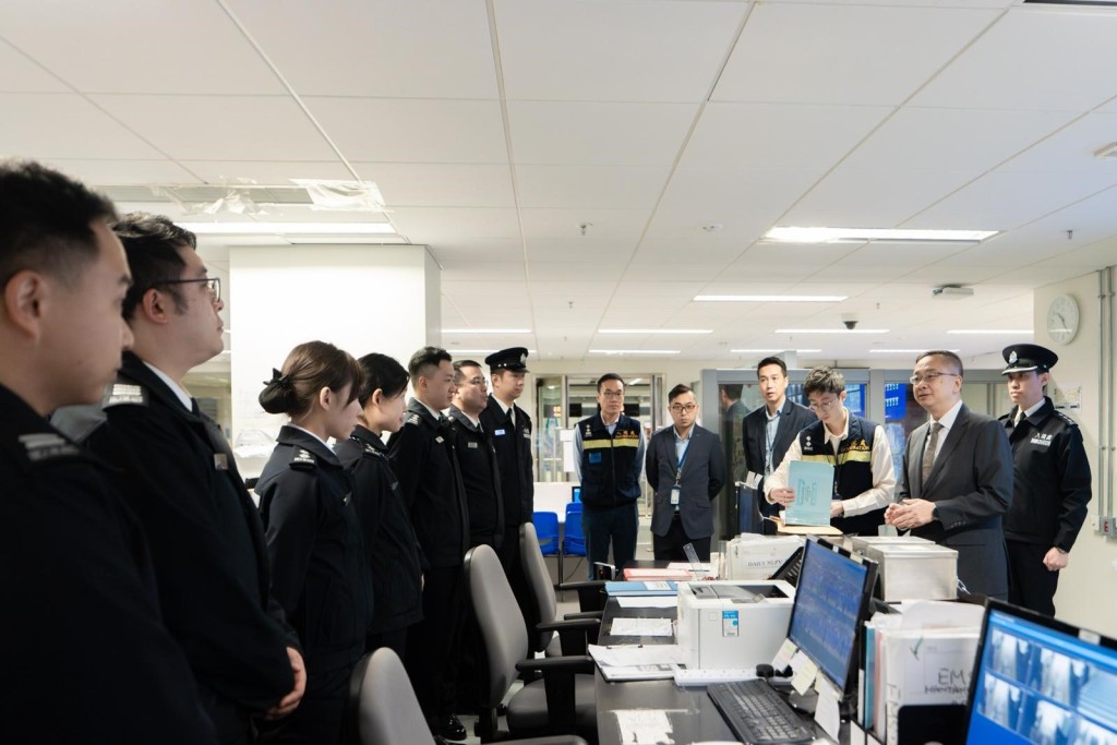 入境處處長郭俊峯及副處長（管制、簽證及證件）程和木要求入境處所有同事全力以赴，確保節日期間通關暢順有序。入境處ig