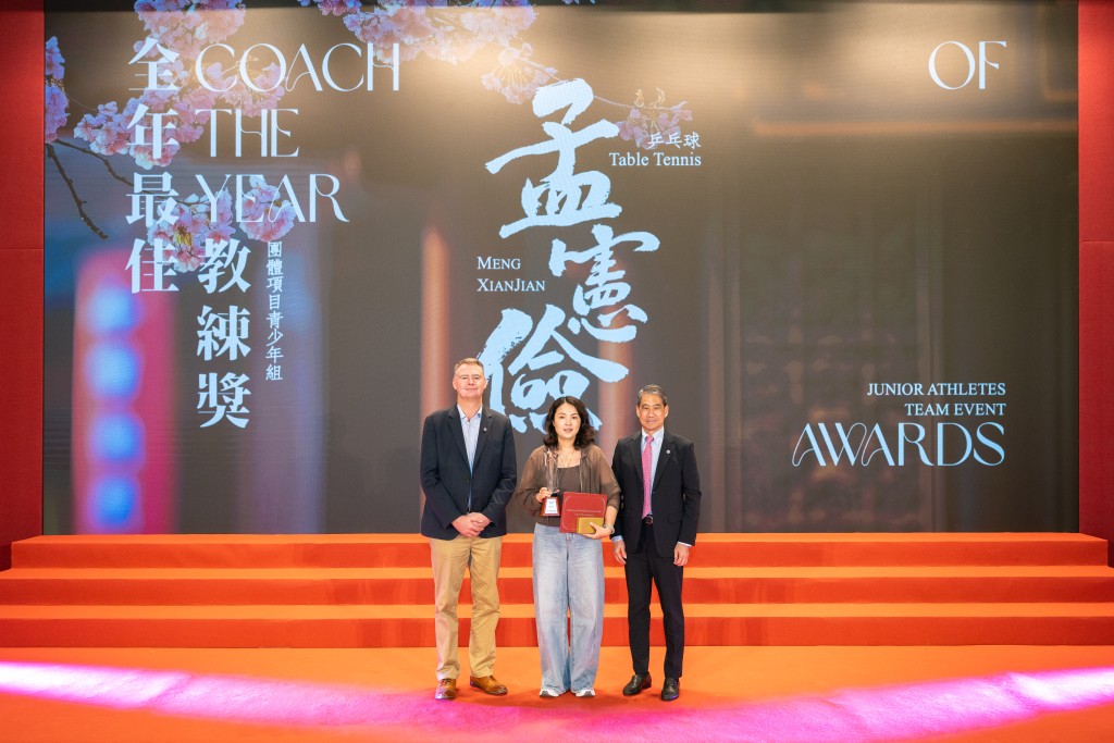 2024賽馬會香港優秀教練選舉全年最佳教練獎得主及代表接受獎項。公關圖片 2024賽馬會香港優秀教練選舉全年最佳教練獎得主及代表接受獎項。公關圖片