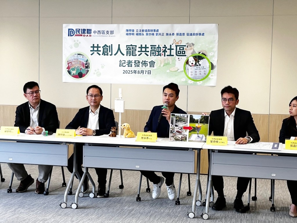 施永泰建議政府優化並改良現有的狗廁所設計。李健威攝 施永泰建議政府優化並改良現有的狗廁所設計。李健威攝