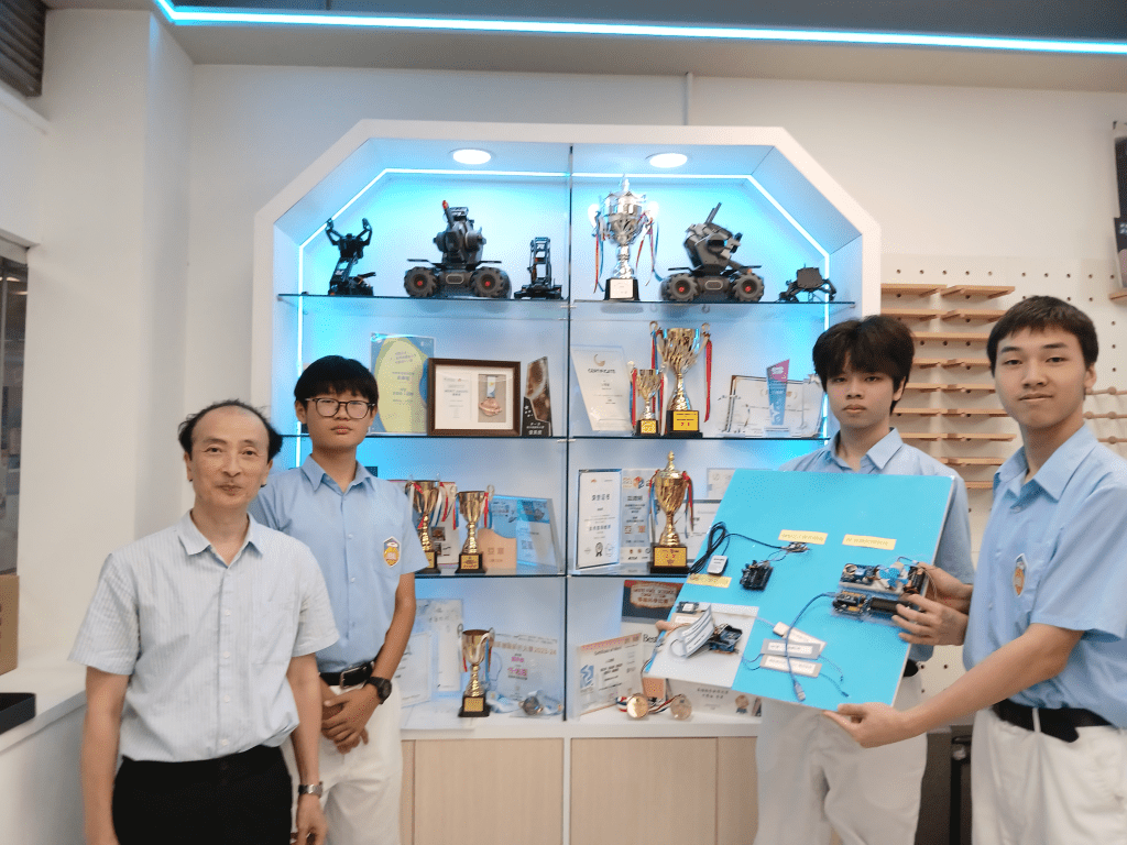 透過多種環境感測器,危險發生前發出預警,為工人創造更安全的工作條件。 透過多種環境感測器,危險發生前發出預警,為工人創造更安全的工作條件。