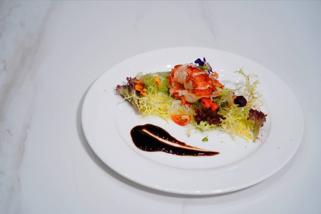 冰鎮龍蝦沙律,肉質爽彈、鮮味十足。 冰鎮龍蝦沙律,肉質爽彈、鮮味十足。