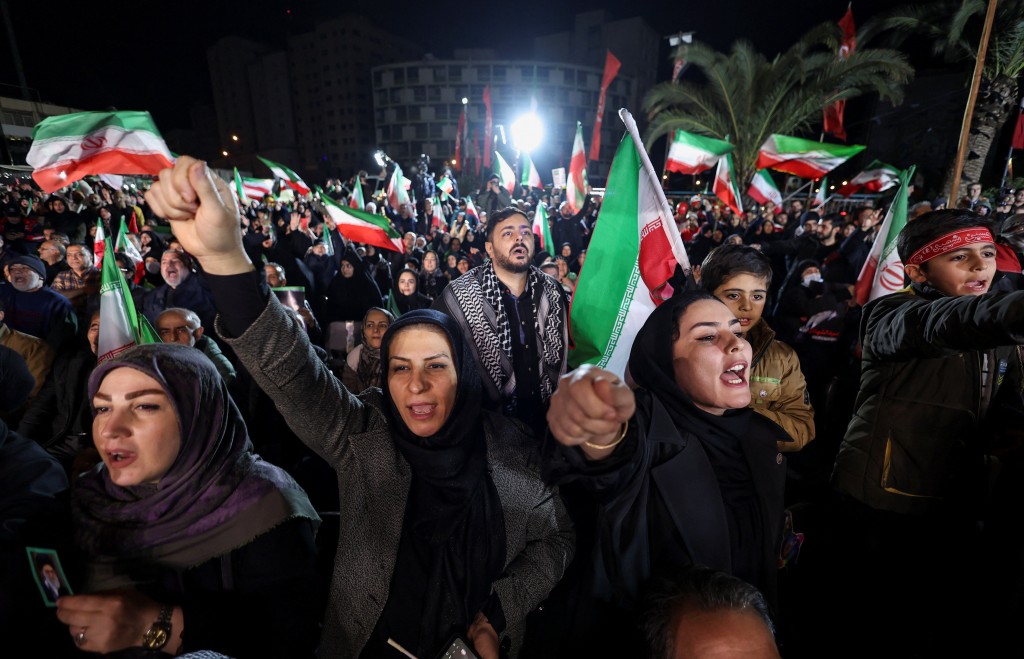 数千群众聚集在德黑兰市中心广场，欢迎女足回国。路透社