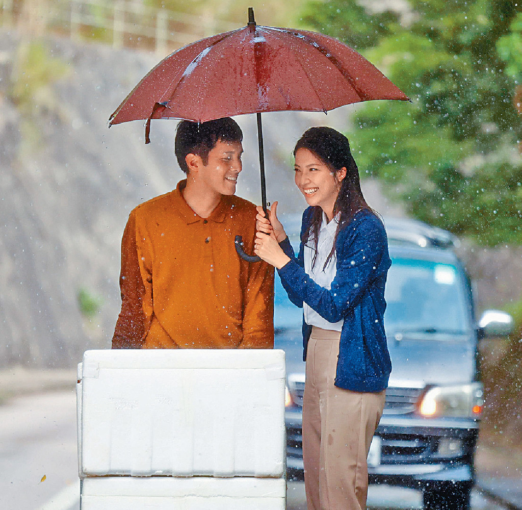 ■陳曉華及何廣沛為單元《曙光》拍外景，兩人落住雨拍拖送貨。
