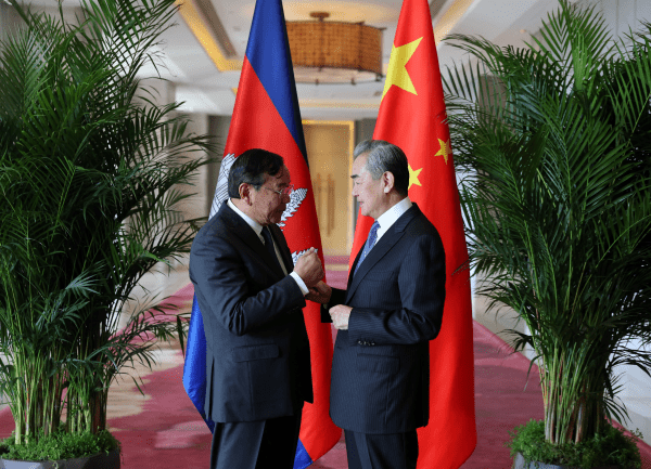 王毅在雲南會見柬埔寨副首相兼外交大臣布拉索昆。 外交部