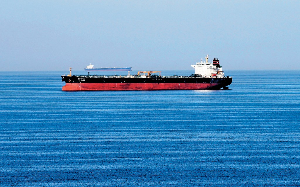 以往航經霍爾木茲海峽的油輪。