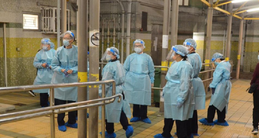 逸東邨福逸樓因排放的污水樣本對新冠病毒檢查呈陽性而需要圍封強檢。（資料圖片）