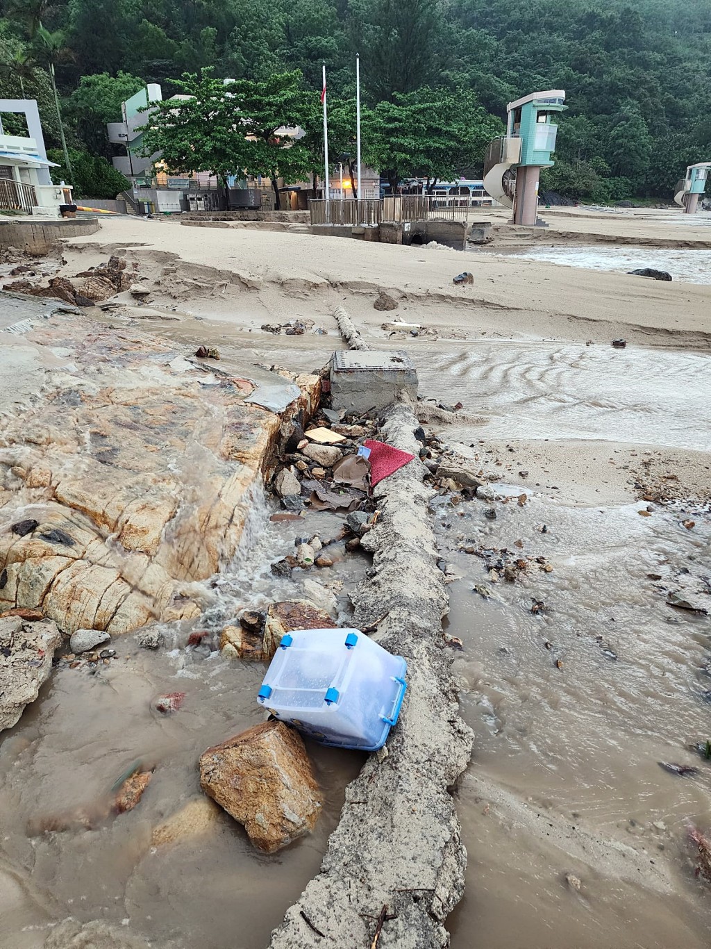橋咀洲廈門灣部分灘面疑被暴雨沖塌。讀者提供