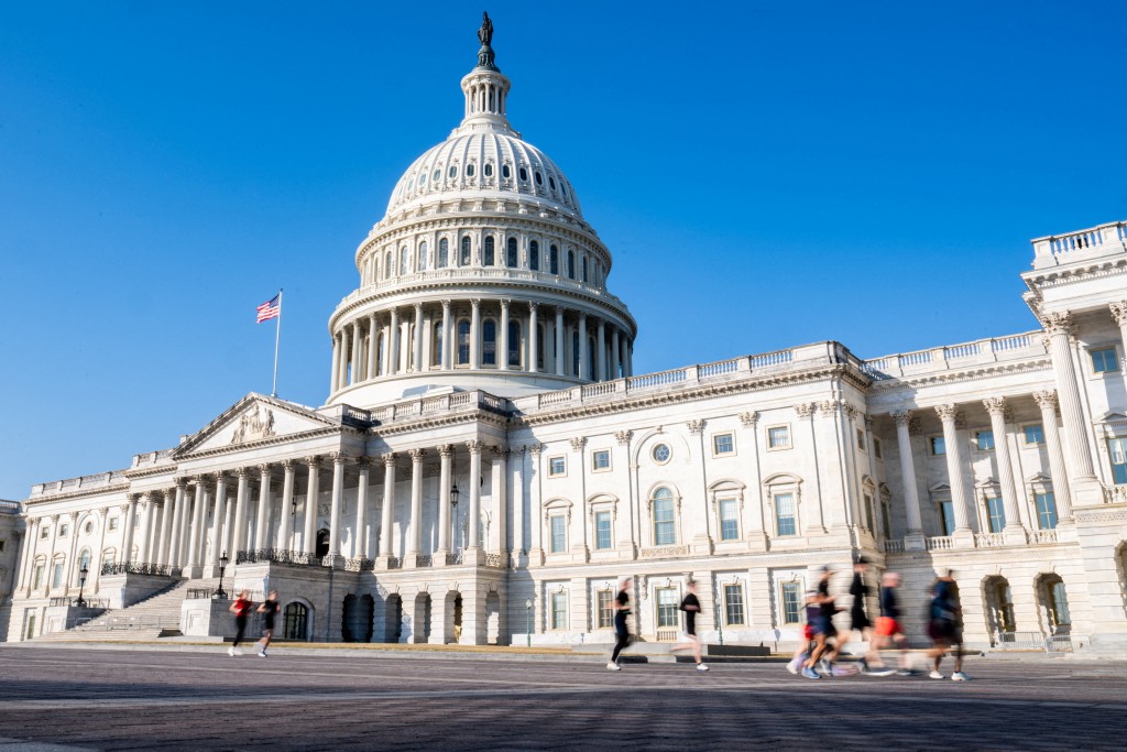 针对美国攻伊，部分国会议员抨击这是未经国会授权的战争行为。路透社