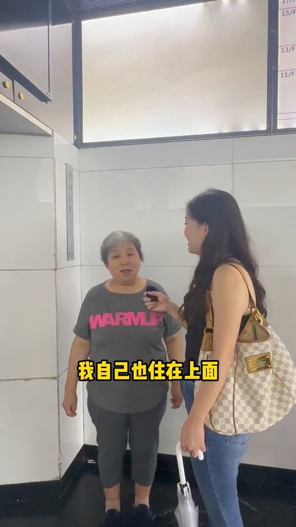婆婆表示自己亦在重慶大廈居住