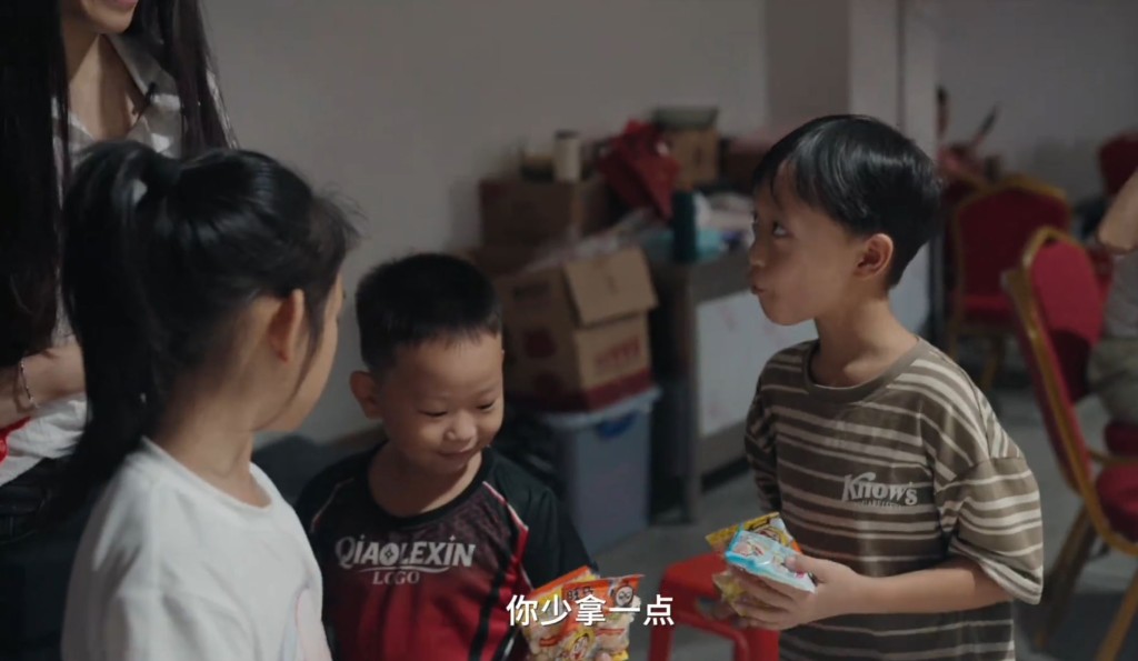 廣州增城廣嘉紡織廠，每到暑假便變身為員工的免費託兒所。極晝工作室