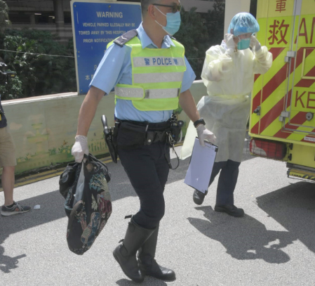 警員手持老婦隨行物品。