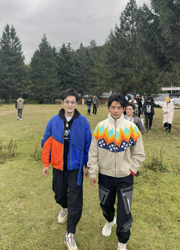 兩兄弟好合拍。